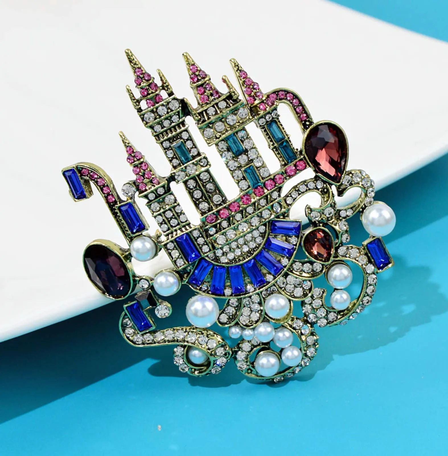 Fairy tale castle brooch vintage look stunning diamonte gold plated pin jjj56