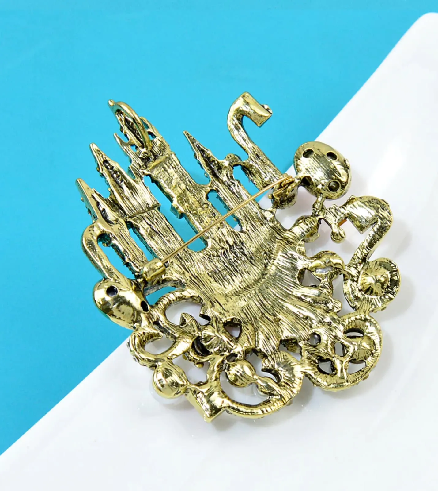 Fairy tale castle brooch vintage look stunning diamonte gold plated pin jjj56