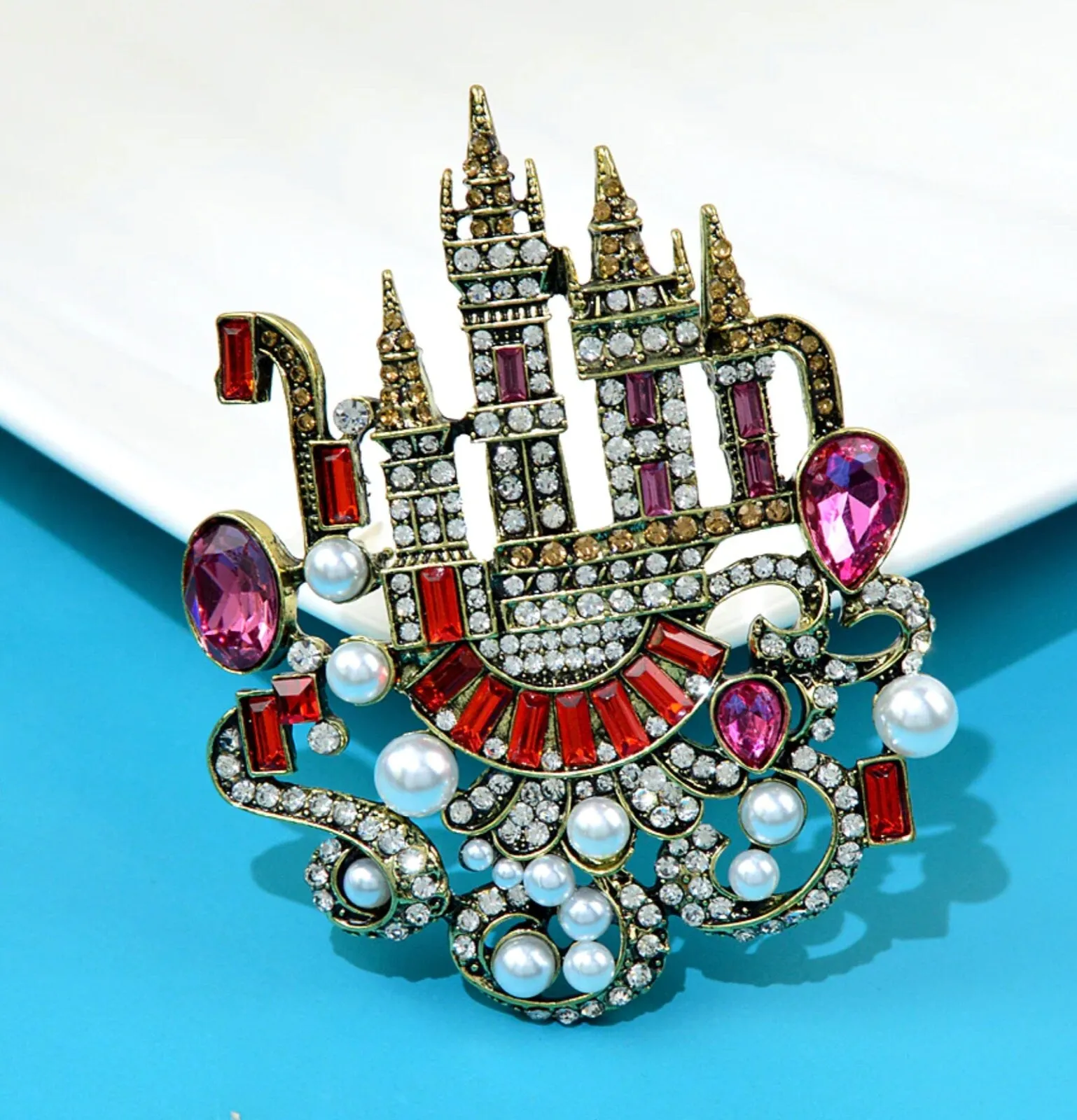 Fairy tale castle brooch vintage look stunning diamonte gold plated pin jjj56