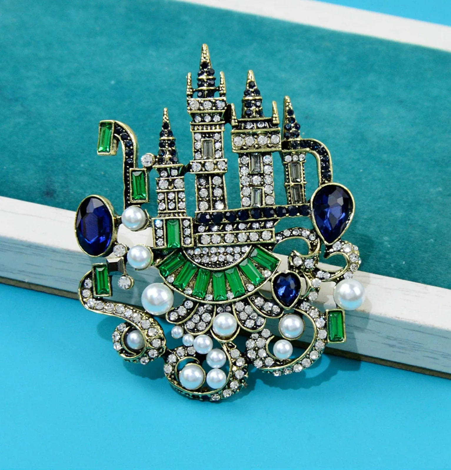 Fairy tale castle brooch vintage look stunning diamonte gold plated pin jjj56