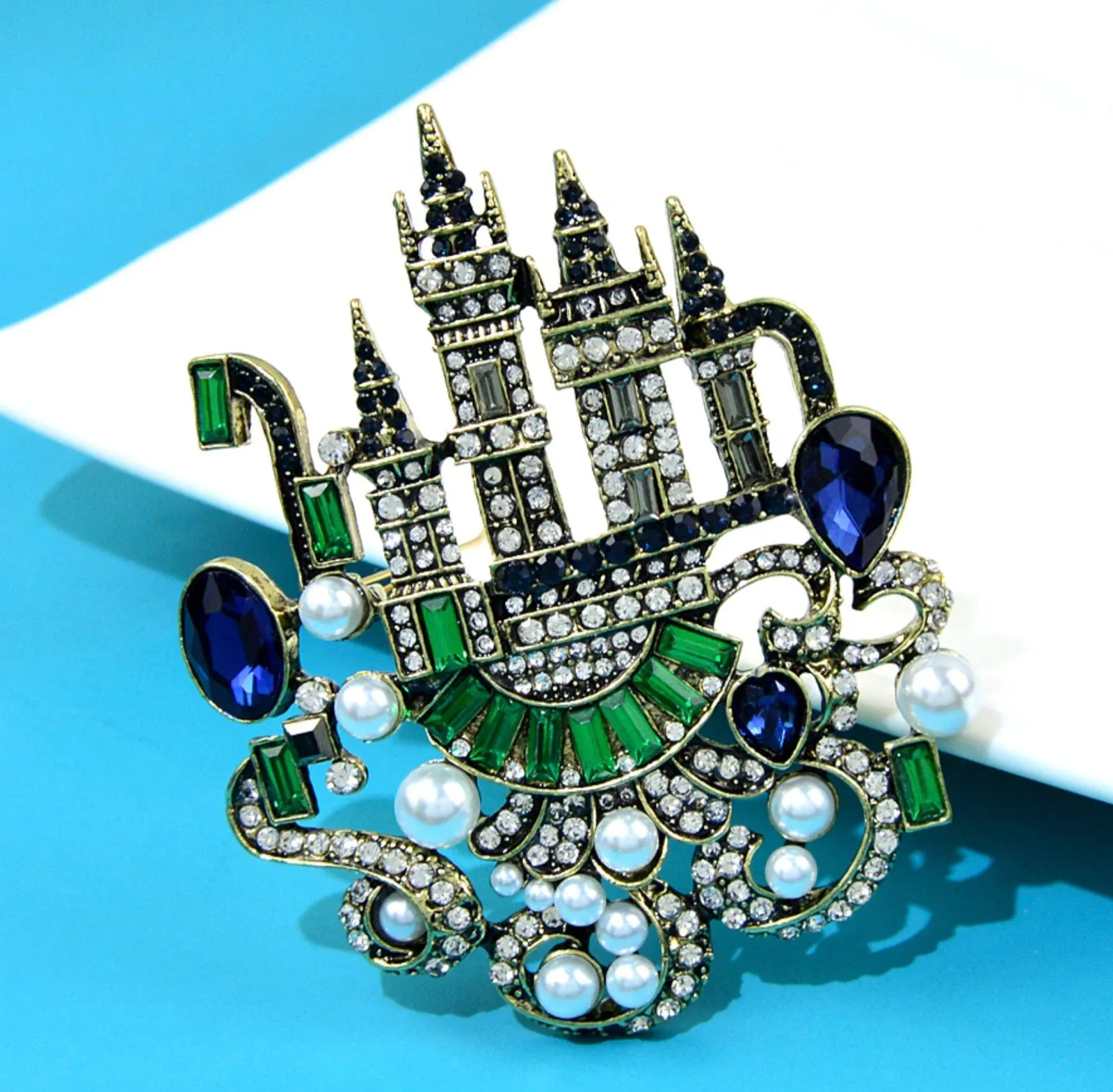 Fairy tale castle brooch vintage look stunning diamonte gold plated pin jjj56